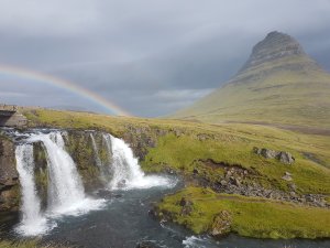 Berg Kirkjufell und Wasserfälle